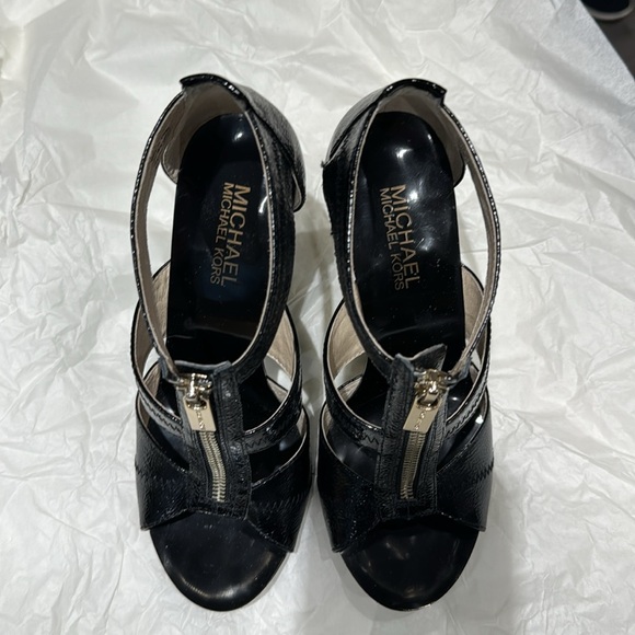 Michael Kors Berkley T Strap Sandals in Size 6 - Picture 4 of 7